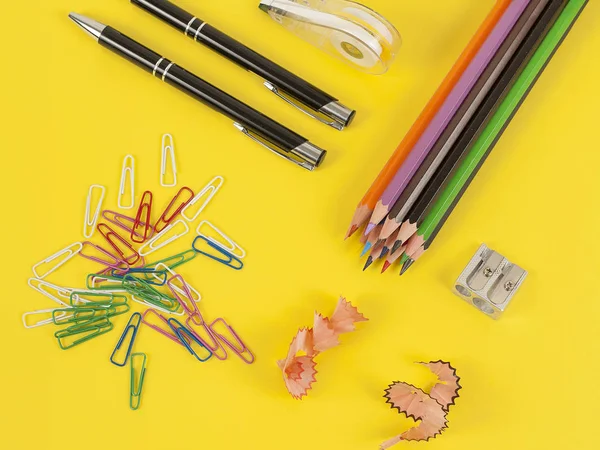 Some colored pencils of different colors and a pencil sharpener — Stock Photo, Image