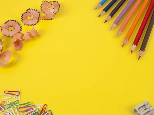 ดินสอสีบางสีที่มีสีต่างกันและมีดเหลาดินสอ — ภาพถ่ายสต็อก