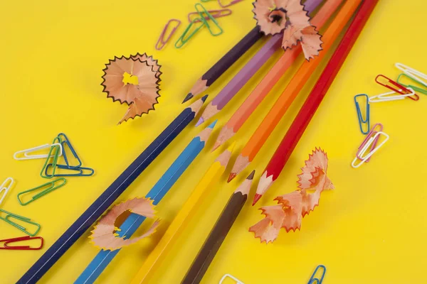 Quelques crayons de couleurs différentes et un taille-crayon — Photo