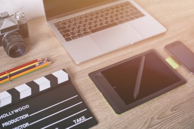 Ofis resepsiyon masası ile dizüstü bilgisayar, akıllı telefon, pensil, ca