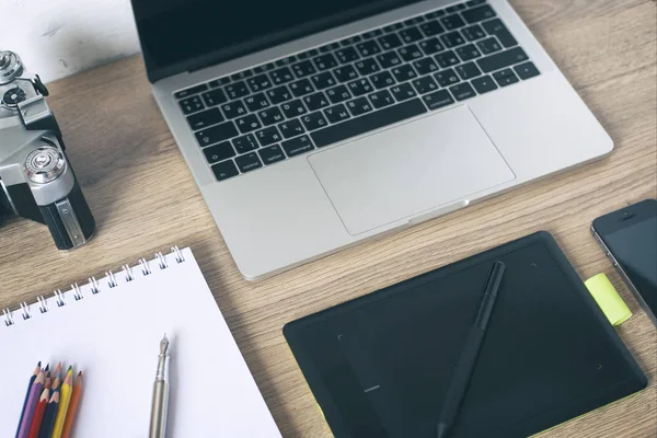 Desktop de escritório moderno com equipamento de escritório, computador portátil, sma — Fotografia de Stock