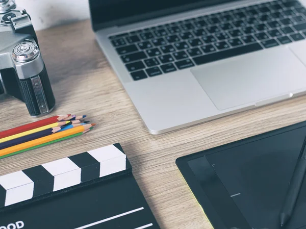 Mesa de escritorio con, ordenador portátil, teléfono inteligente, pensil, ca —  Fotos de Stock