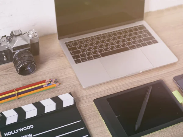 Mesa de escritorio con, ordenador portátil, teléfono inteligente, pensil, ca — Foto de Stock