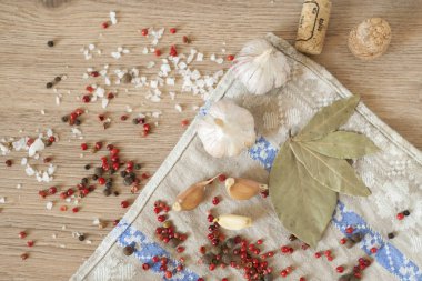 Sarımsak, defne ve ahşap zemin üzerine kırmızı biber