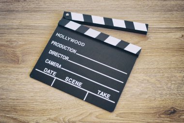Clapper masa, ahşap backgrond üzerinde film tokmağı