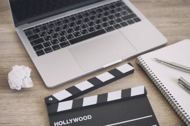 Office şeylerle film clapper, dizüstü bilgisayar, kalem ve not etmek üstünde