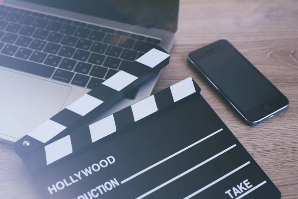 Laptop und Smartphone auf dem Holztisch — Stockfoto