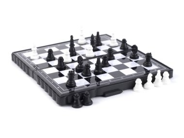 satranç taşları beyaz zemin üzerine kurulu 