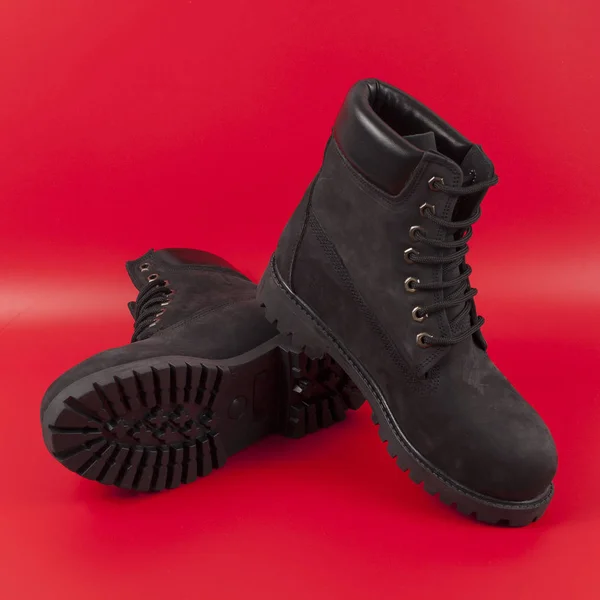 Mužské boty na intenzivní červené pozadí — Stock fotografie