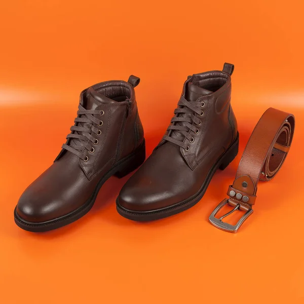 Zapatos de moda para hombre, diseño casual sobre un fondo naranja — Foto de Stock