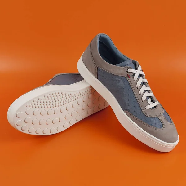 Herrenmode Schuhe, lässiges Design auf orangefarbenem Hintergrund — Stockfoto