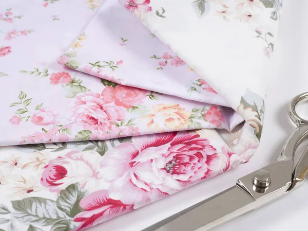 Çok renkli pamuklu kumaş. Dikiş giysiler ve yatak takımları Pamuk kumaştan. Saten yığılmış. Birçok Tekstil dikiş için. Farklı bir desen ile Pamuk Kumaş.