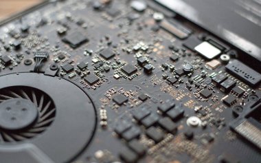 Elektronik devre kartı kapanıyor. Bulanık arkaplan