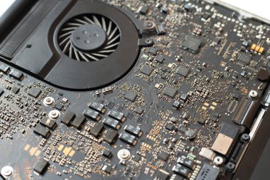 Elektronik devre kartı kapanıyor. Bulanık arkaplan