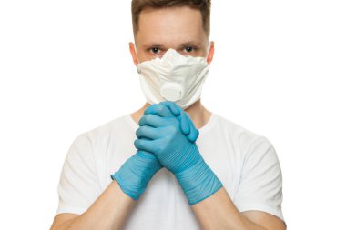 Hijyenik maskeli doktor ve beyaz arka planda izole edilmiş mavi eldivenli. Bulaşıcı hastalıklara karşı koruma, koronavirüs. Covid, karantina