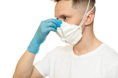 Hijyenik maskeli bir adam ve beyaz arka planda izole edilmiş mavi eldivenli. Bulaşıcı hastalıklara karşı koruma, koronavirüs. Covid, karantina