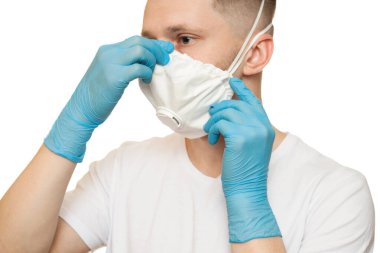 Hijyenik maskeli bir adam ve beyaz arka planda izole edilmiş mavi eldivenli. Bulaşıcı hastalıklara karşı koruma, koronavirüs. Covid, karantina