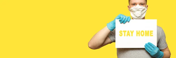 Человек Гигиенической Медицинской Маске Синих Перчатках Белым Плакатом Шаблон Макета — стоковое фото