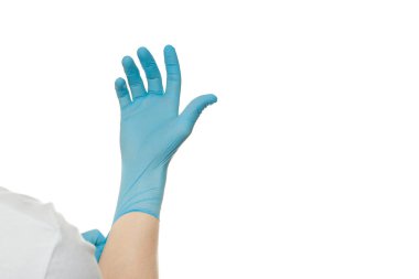 Beyaz arka planda beyaz koruyucu maskeli lateks koruyucu eldivenli genç cerrah. Tıbbi eldivenli ve koruyucu maskeli bir adam. Coronavirus COVID-19 koruması