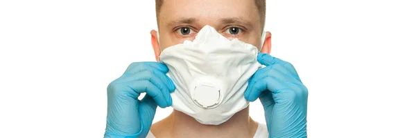 Jovem Médico Cirurgião Luvas Proteção Látex Coloca Máscara Proteção Branca — Fotografia de Stock