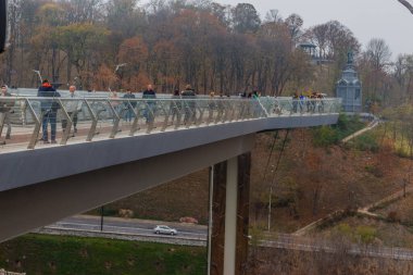 Olymirsky üzerinde yaya-bisiklet köprüsü 27 10 2019 'da. Kiev. Ukrayna.