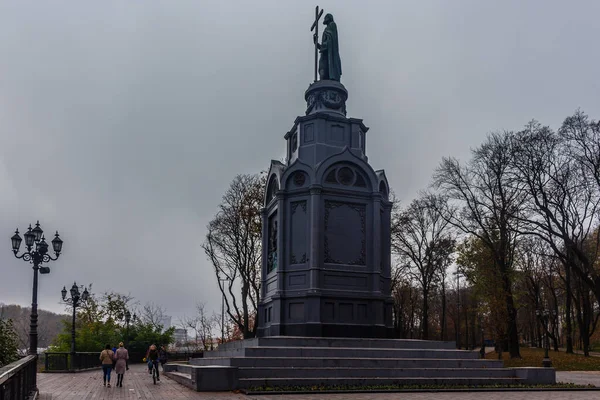 KIEV, UKRAINE - 27 octobre 2019 : Automne dans le parc de Kiev. Monument Saint Vladimir vue à travers le feuillage d'arbres jaunes dans le parc Vladimir et vue sur la rivière Dniepr dans le parc urbain Colline Volodymyrska — Photo