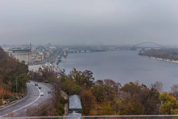 Pedestrian-bicycle bridge over Vladimirsky descent 27 10 2019. Kiev. Ukraine. — Stock Photo, Image