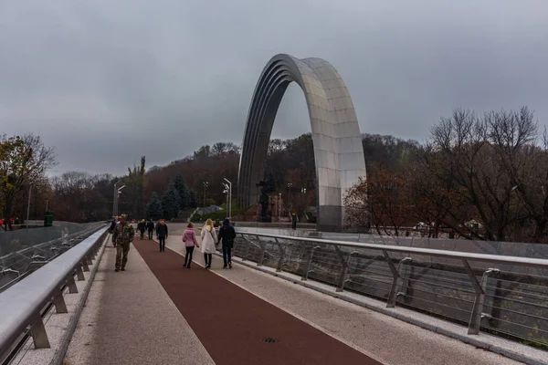 Olymirsky üzerinde yaya-bisiklet köprüsü 27 10 2019 'da. Kiev. Ukrayna.
