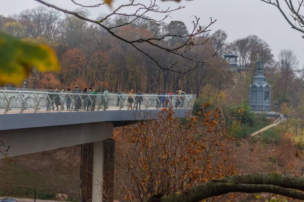 Olymirsky üzerinde yaya-bisiklet köprüsü 27 10 2019 'da. Kiev. Ukrayna.