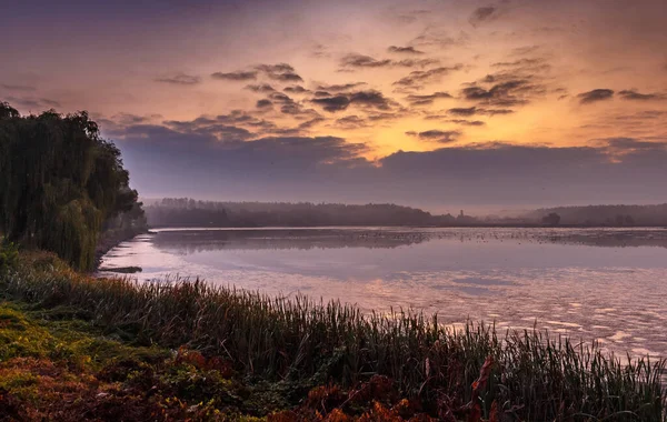 Świt nad jeziorem. Region Kijowa. Ukraina. — Zdjęcie stockowe