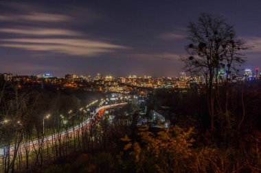Gece şehrinin ışıkları. Kiev. Ukrayna