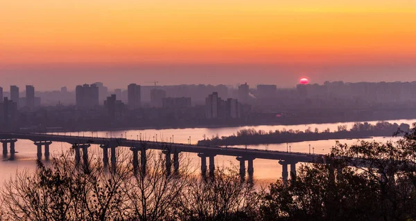 Sunrise in Kiev. Paton Bridge. Ukraine - November 2 2019 — Stock Photo, Image