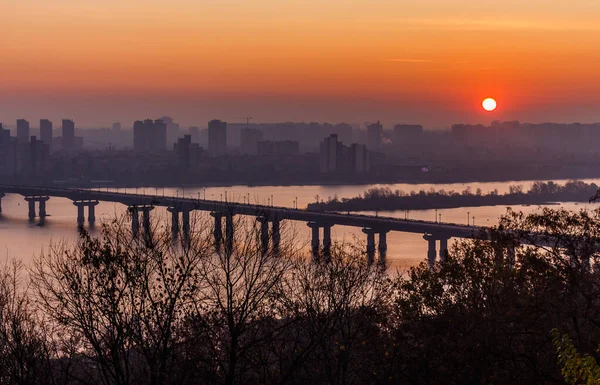 Sunrise in Kiev. Paton Bridge. Ukraine - November 2 2019 — Stock Photo, Image