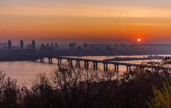 Sunrise in Kiev. Paton Bridge. Ukraine - November 2 2019 — Stock Photo, Image