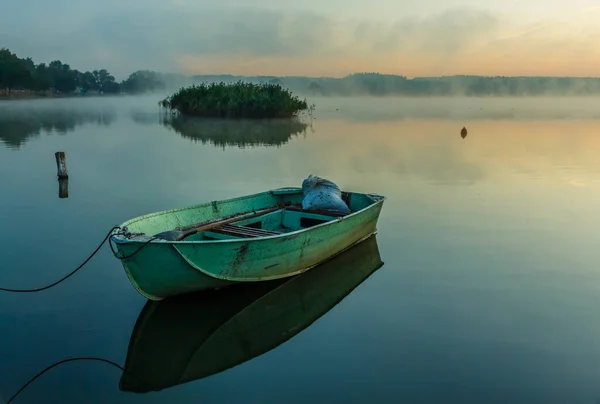 Gölde gün doğumu. Kiev bölgesi. Ukrayna - Eylül 09 2019