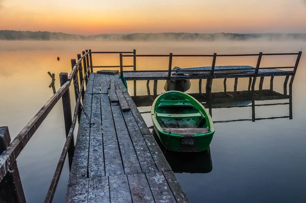 Lever de soleil sur le lac. Région de Kiev. Ukraine - 09 septembre 2019 — Photo