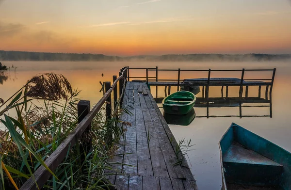 Gölde gün doğumu. Kiev bölgesi. Ukrayna - Eylül 09 2019