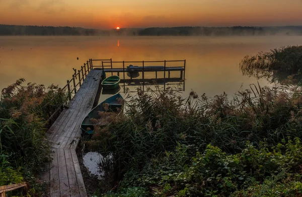 Lever de soleil sur le lac. Région de Kiev. Ukraine - 09 septembre 2019 — Photo