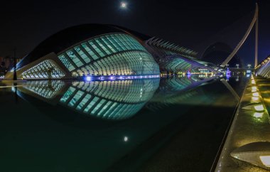 Gece yürüyüşü. Sanat ve Bilim Şehri 'nde. Valencia İspanya. 21 02 2019