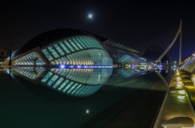 Gece yürüyüşü. Sanat ve Bilim Şehri 'nde. Valencia İspanya. 21 02 2019