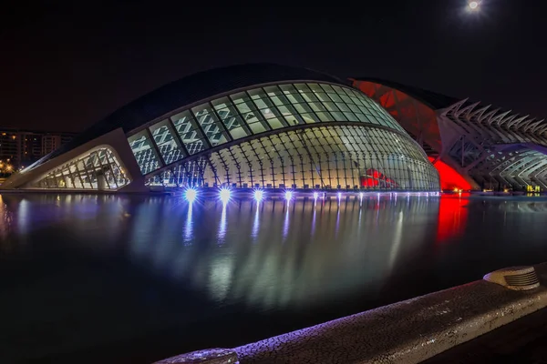 Gece yürüyüşü. Sanat ve Bilim Şehri 'nde. Valencia İspanya. 21 02 2019