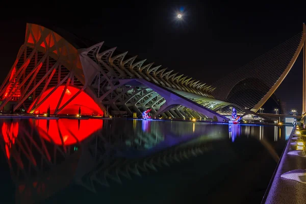 夜の散歩芸術科学都市。バレンシアスペイン。2019年02月21日 — ストック写真