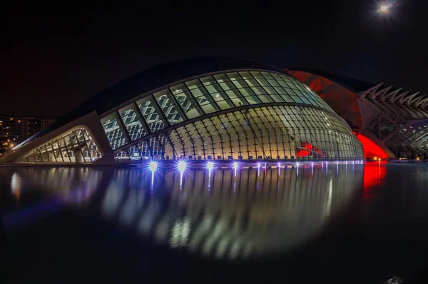 Éjszakai séta. Művészetek és Tudományok városa. Valencia Spanyolország. 2019. február 21. — Stock Fotó