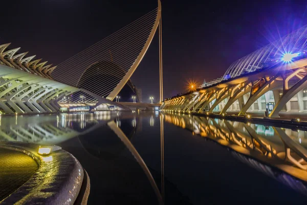 Éjszakai séta. Művészetek és Tudományok városa. Valencia Spanyolország. 2019. február 21. — Stock Fotó
