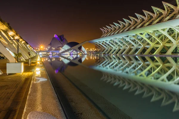 Νυχτερινή βόλτα. Πόλη των Τεχνών και των Επιστημών. Βαλένθια Ισπανία. 21 02 2019 — Φωτογραφία Αρχείου