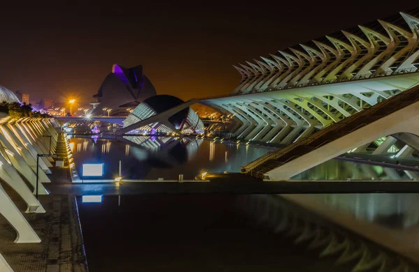 Νυχτερινή βόλτα. Πόλη των Τεχνών και των Επιστημών. Βαλένθια Ισπανία. 21 02 2019 — Φωτογραφία Αρχείου