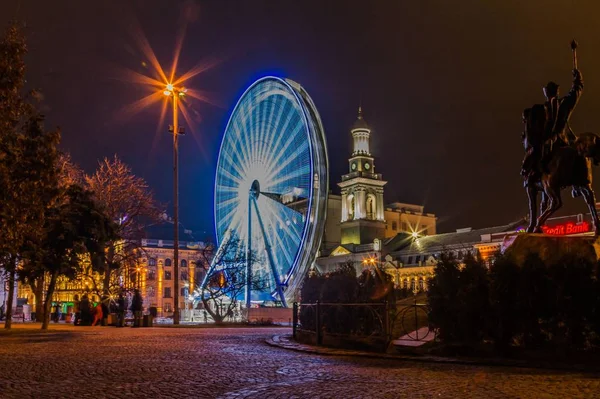 Gece Kiev. Kenarından yürü. Kontrat bölgesi. Kiev. Ukrayna. 01 / 25 / 2020