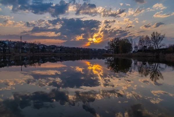 Pôr Sol Vendo Hoje Lago Aldeia Luka Região Kiev Ucrânia — Fotografia de Stock