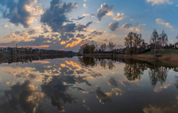 Pôr Sol Vendo Hoje Lago Aldeia Luka Região Kiev Ucrânia — Fotografia de Stock