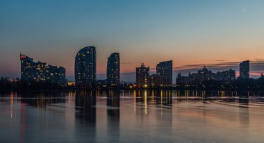 Obolon 'da güzel bir gün batımı. Kiev. Ukrayna. 26 Mart 2020